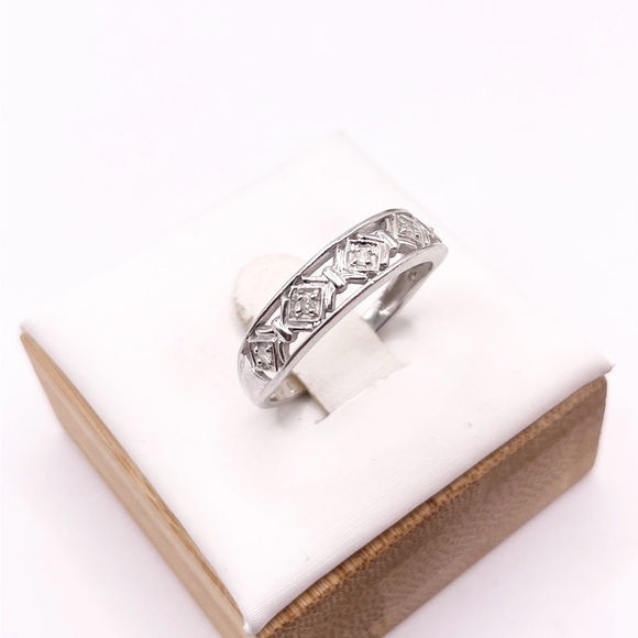 Size 6 Diamond chips 925 Sterling Silver Ring - Picture 4 of 8